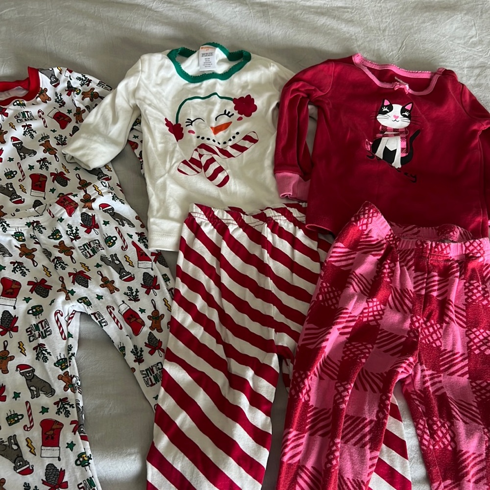 2t Girls Christmas Jammies! 2 Gymboree, 1 Carters. Good condition